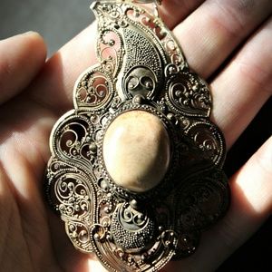 Elegant Gold Filigree Necklace